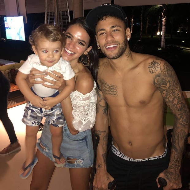 Bruna Marquezine e Neymar posam cm bebê e seguidores pedem filhos (Foto: Reprodução/Instagram)