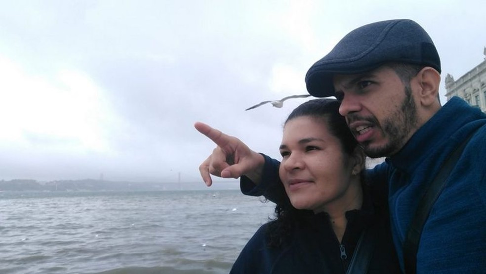 Uelber Oliveira e a esposa: busca por melhor qualidade de vida levou o casal a Portugal — Foto: Arquivo pessoal via BBC