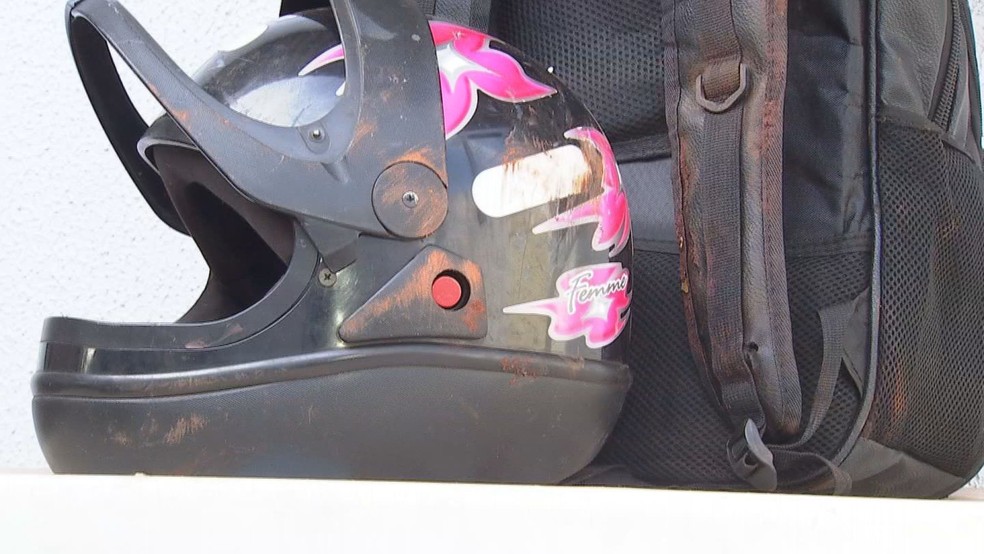 O capacete ficou completamente destru&iacute;do. &mdash; Foto: David Melo/TV Morena