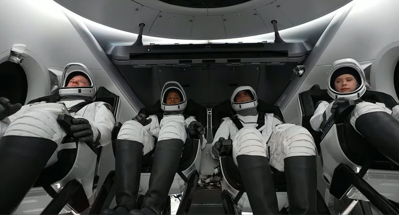 Chris Sembroski, Hayley Arceneaux, Jared Isaacman e Sian Proctor enquanto aguardavam o lançamento do Falcon 9SpaceX
