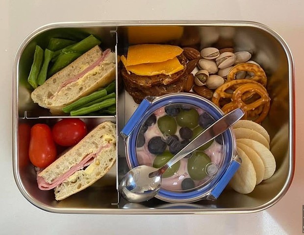 Sanduíche, ervilhas, tomates, pistache, iogurte, grutas e biscoitos (Foto: Reprodução/Daily Mail)