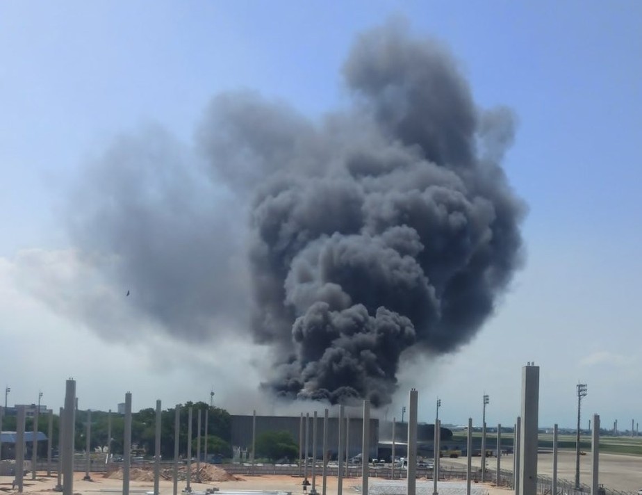 Incêndio atinge galpão de cargas do Aeroporto Internacional Tom Jobim