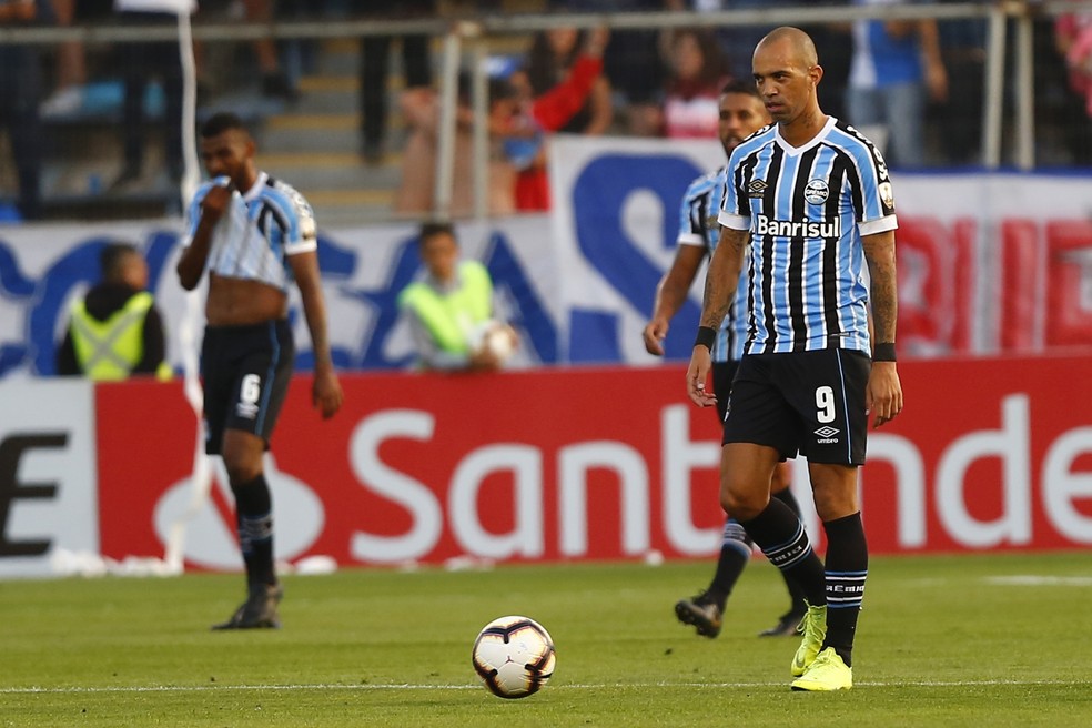 Diego Tardelli reconduz a bola &agrave; marca central ap&oacute;s gol da Cat&oacute;lica &mdash; Foto: Marcelo Hernandez/Getty Images