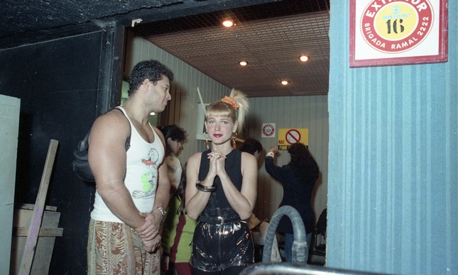 Xuxa com um segurança nos bastidores do Teatro Fênix, após tentativa de sequestro