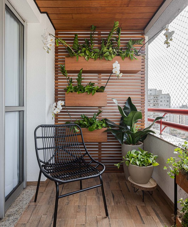 VARANDA | Quem cuidou do paisagismo Marianne Ramos, que instalou um jardim vertical na varanda (Foto: Divulgação)