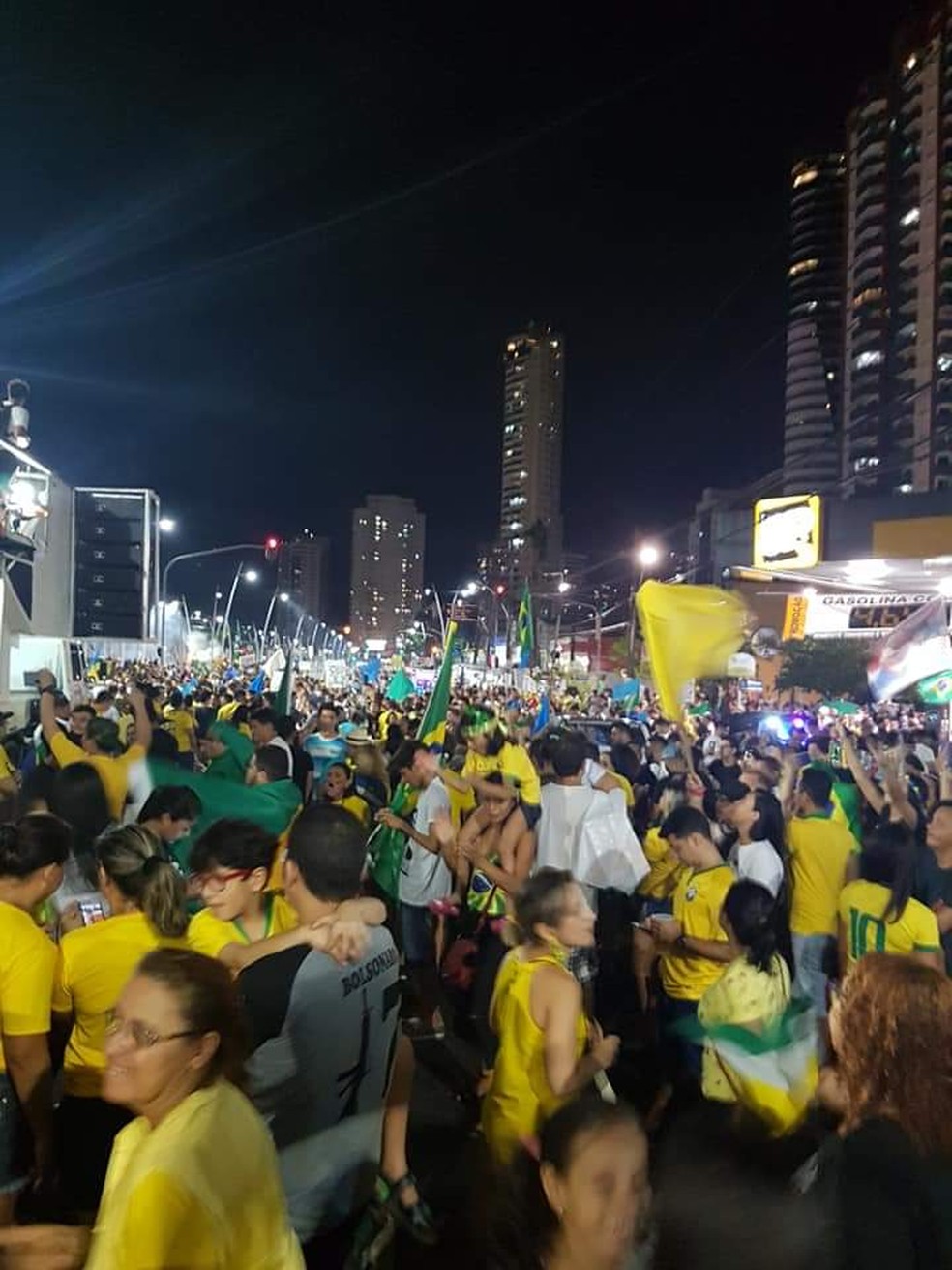 Eleitores de Bolsonaro comemoram vitória na av. Visconde de Souza Franco, em Belém. — Foto: Danilo Oliveira
