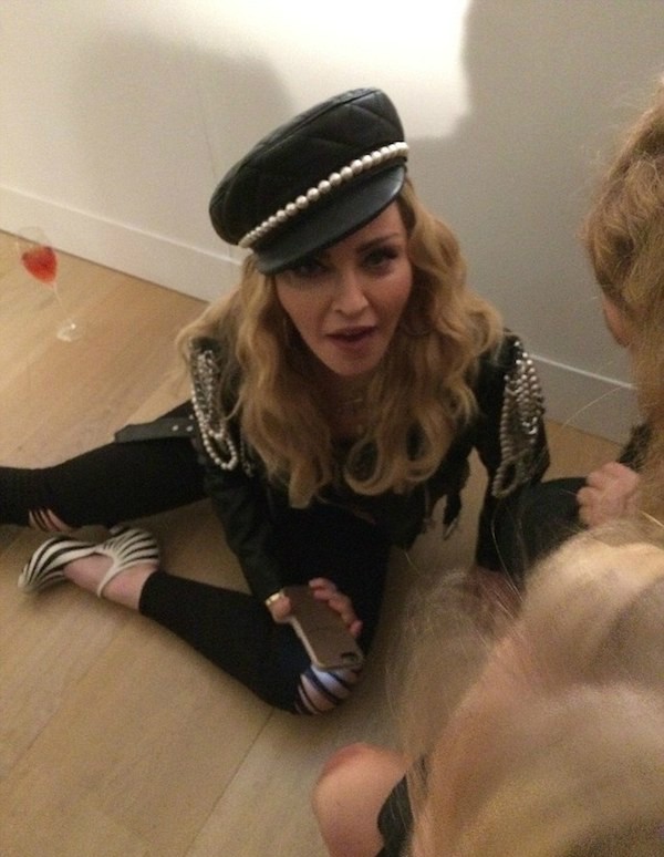 A cantora Madonna em uma exposição em Londres (Foto: Instagram)