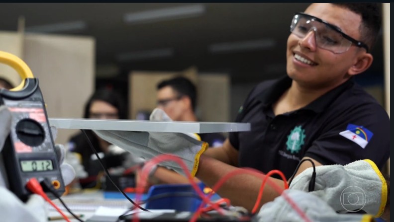 Energias renováveis geram empregos no sertão do Nordeste; jovens relatam jornada do curso técnico até o estágio 