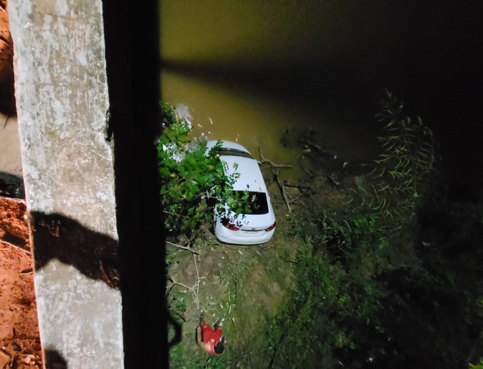 Carro caiu da ponte do Igarapé São Francisco, no bairro das Placas — Foto: Arquivo/BPTrans