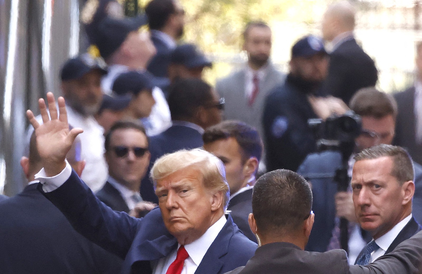 O ex-presidente dos EUA Donald Trump acena ao chegar ao Tribunal Criminal de Manhattan, em 4 de abril de 2023, em Nova York — Foto: KENA BETANCUR / Getty via AFP