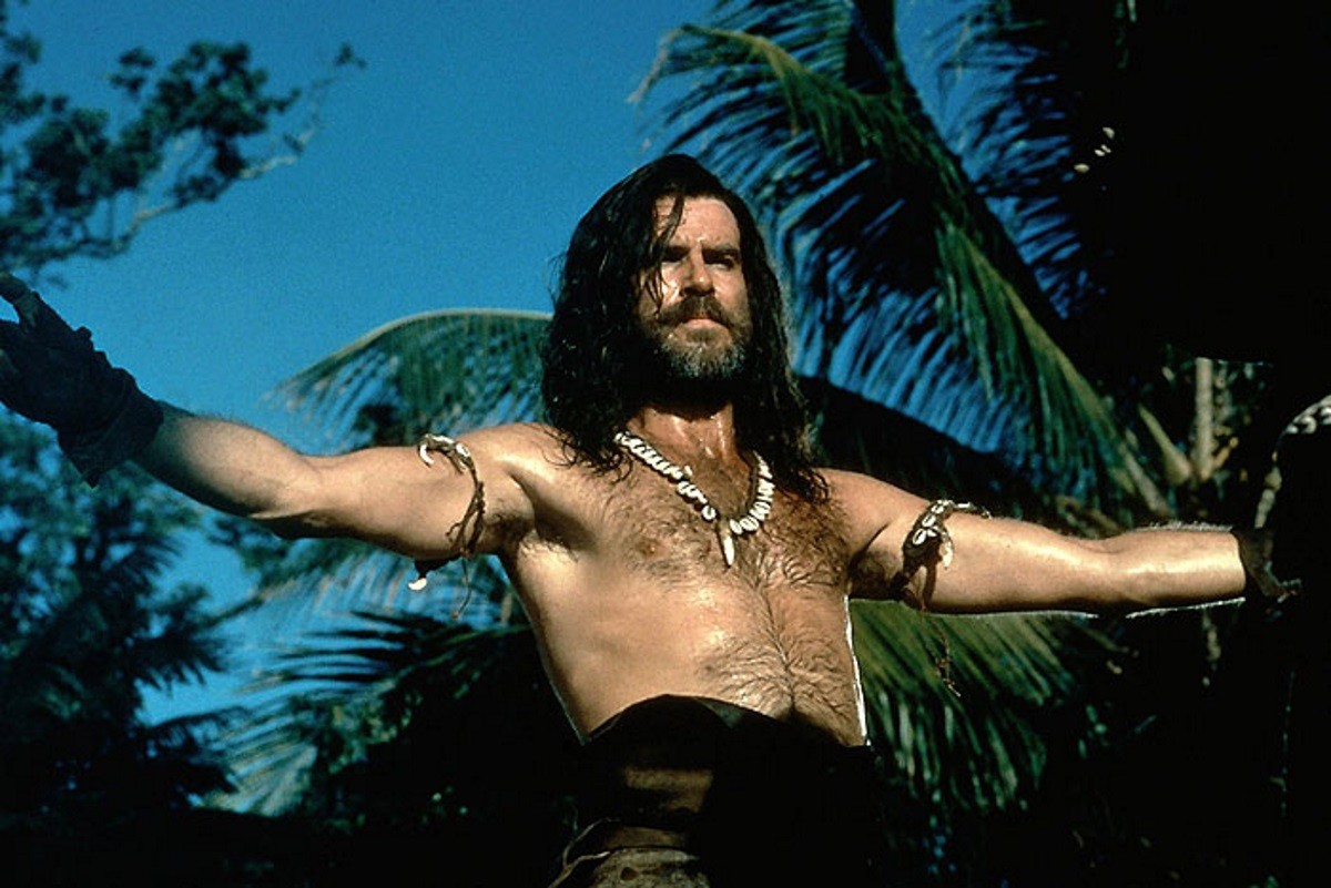Pierce Brosnan em cena do filme Robinson Crusoé, de 1997 (Foto: Divulgação)