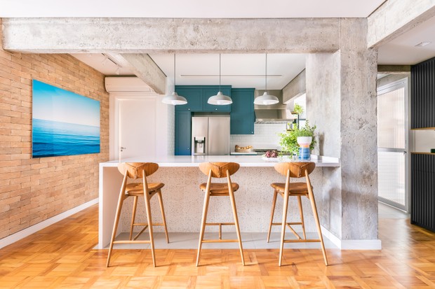 Décor do dia: cozinha com marcenaria azul, concreto aparente e tijolinhos (Foto: Guilherme Pucci)