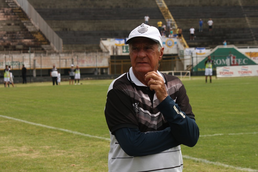 Pinho olha para a torcida durante a partida contra o SÃ£o JosÃ©: tensÃ£o pelo acesso â€” Foto: PH Moreno/GloboEsporte.com