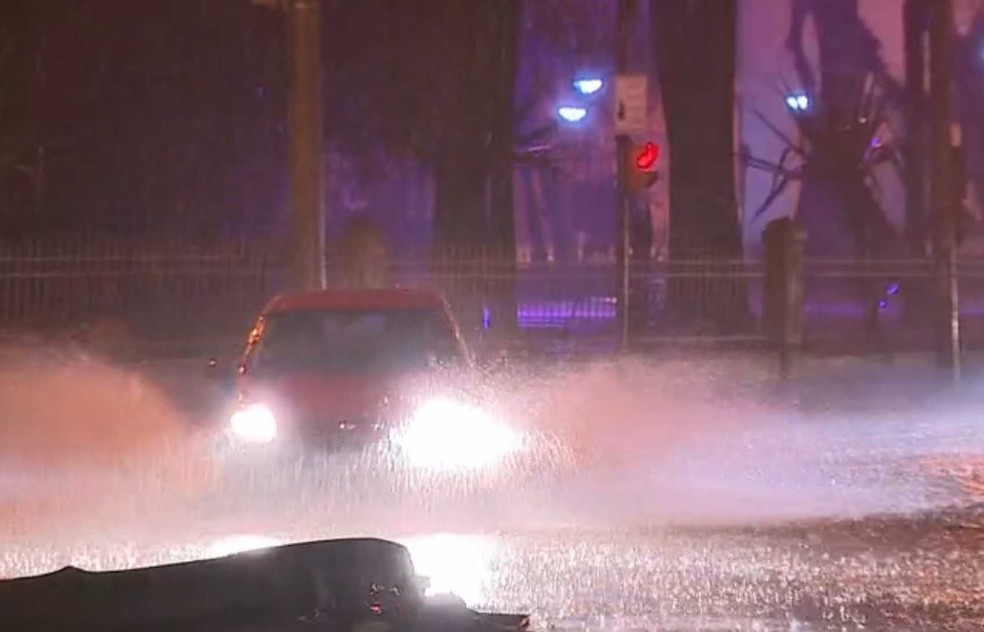 Chuva durante a noite em Porto Alegre (Foto: Reprodução/RBS TV)