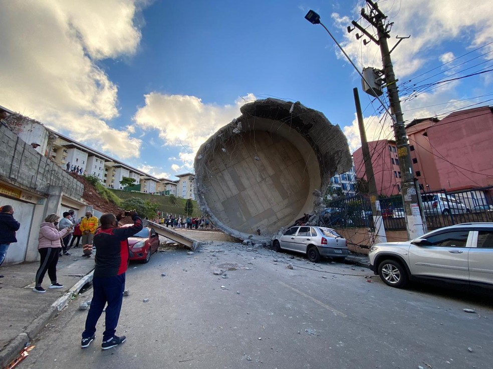 Caixa d'água desabou em Diadema, na Grande SP, neste domingo (23) — Foto: Abraão Cruz/TV Globo