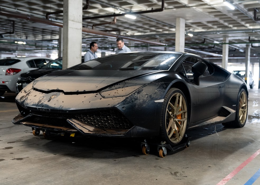 Lamborghini Huracán, modelo 2015, que foi atingida por enchente em São Paulo — Foto: Marcelo Brandt/G1