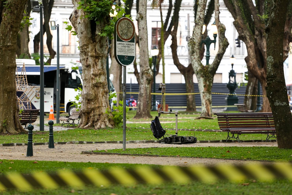 Objeto suspeito era uma mochila abandonada em cima de um banco da praça — Foto: Rodrigo Fonseca