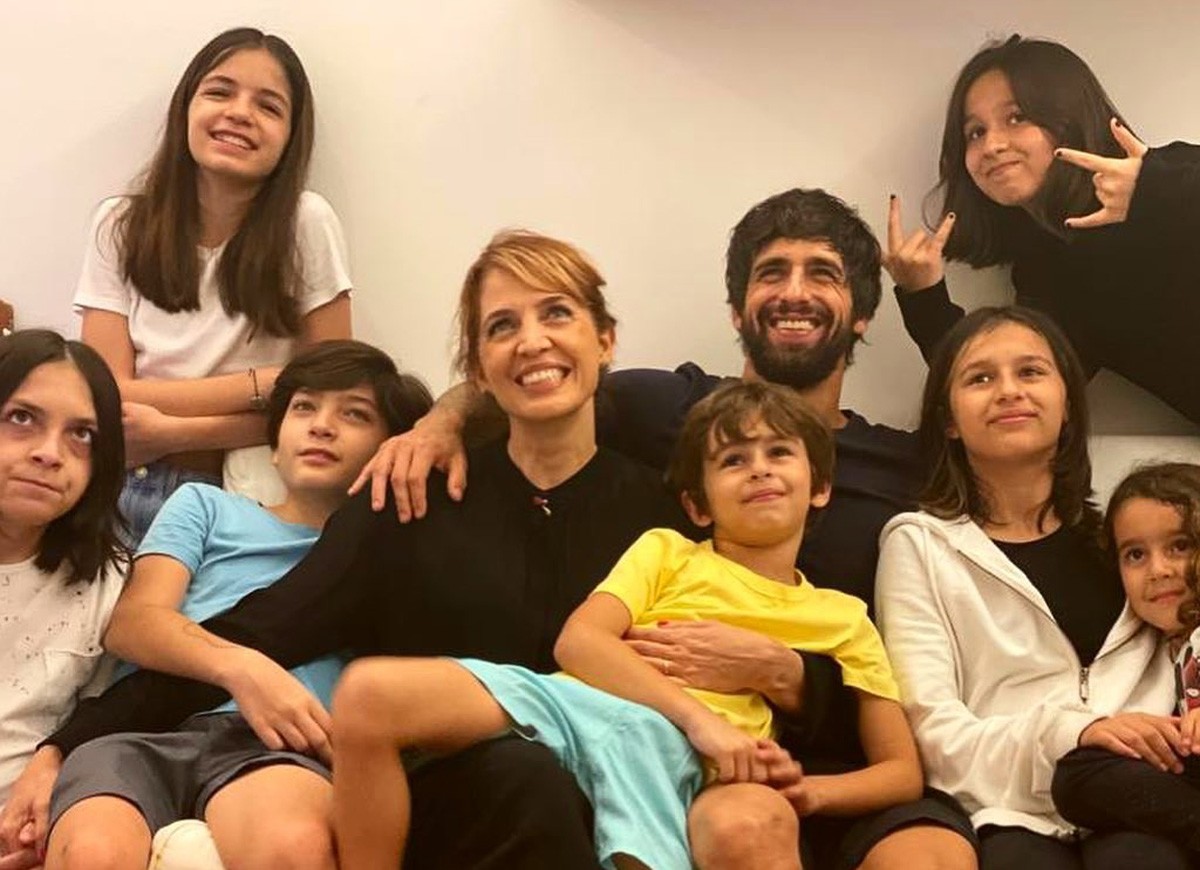 Poliana Abritta e Chico Walcacer com os filhos e outros familiares (Foto: Reprodução/Instagram)