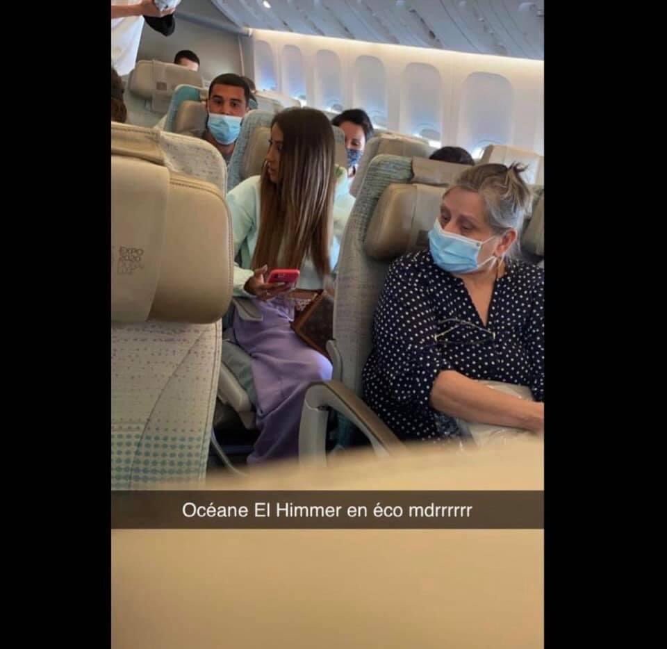 A influencer Océane El Himer foi fotografada na classe econômica de um voo após posar na classe executiva (Foto: Reprodução / Snapchat)