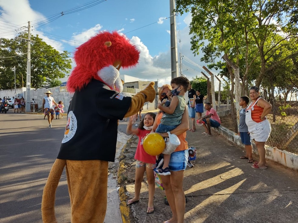 Distribuição dos brinquedos foi feita em comemoração ao Natal — Foto: Stephanie Fonseca/g1