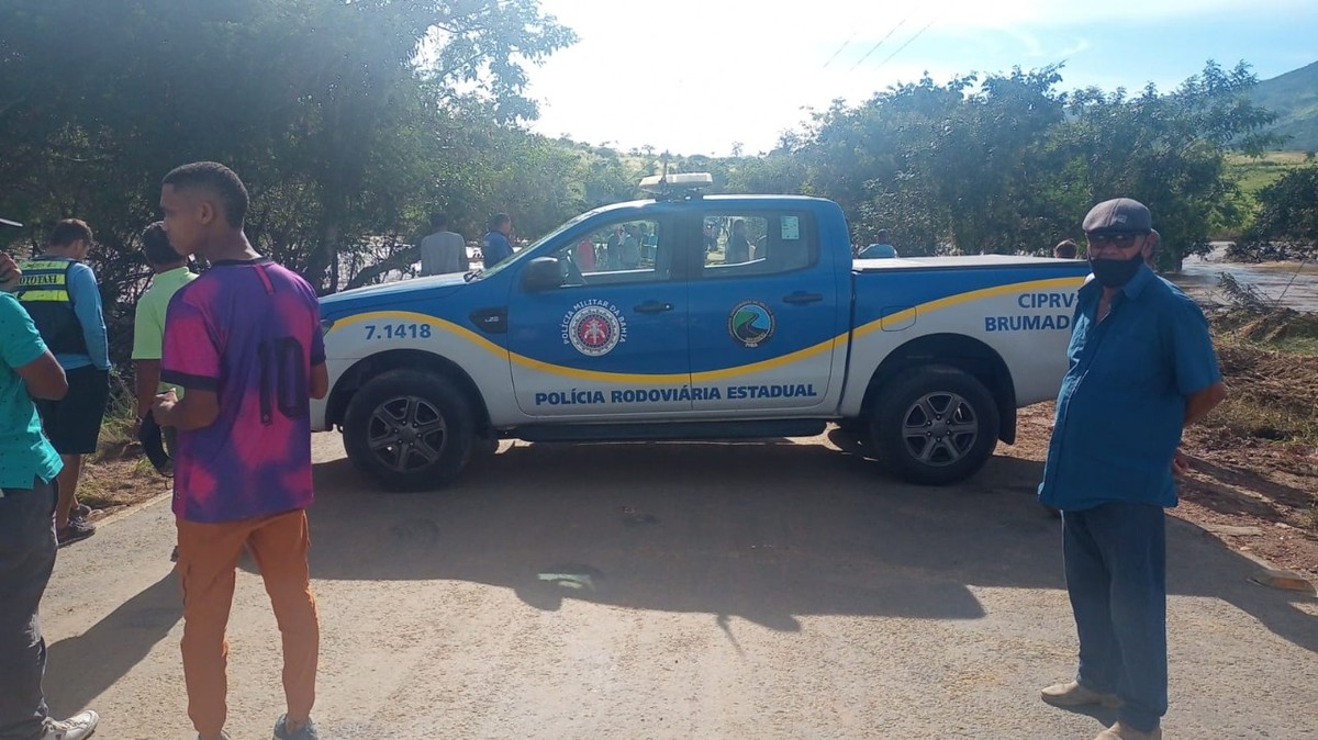 Trecho da BA120, entre Itapé e Itaju do Colônia, rompe e pista é