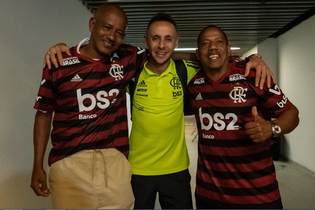 O reencontro: Rafinha posa para nova foto ao lado dos garis Luciano e Cosme, agora no Maracanã — Foto: Paula Reis / Flamengo