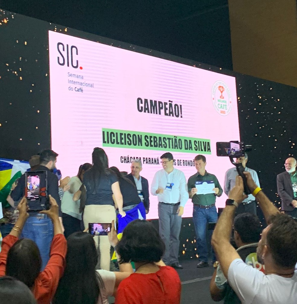 Licleison anunciado campeão na final do Coffee Of The Year 2022 em MG — Foto: Carolina Brazil