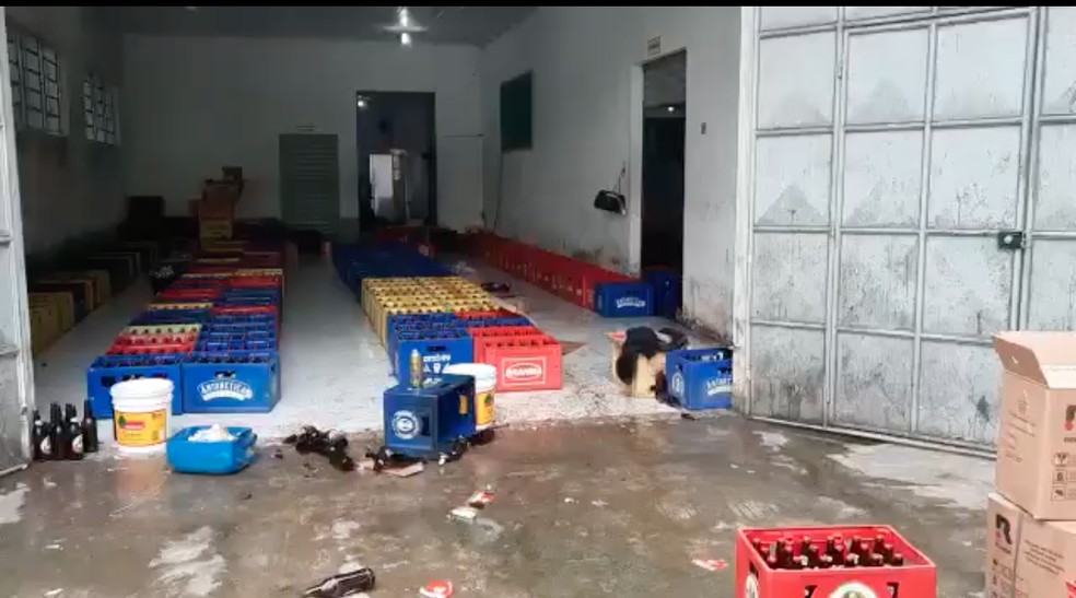 Polícia encontrou 540 engradados, cada um com 24 garrafas de cervejas a serem falsificadas.  — Foto: Polícia Civil/Divulgação