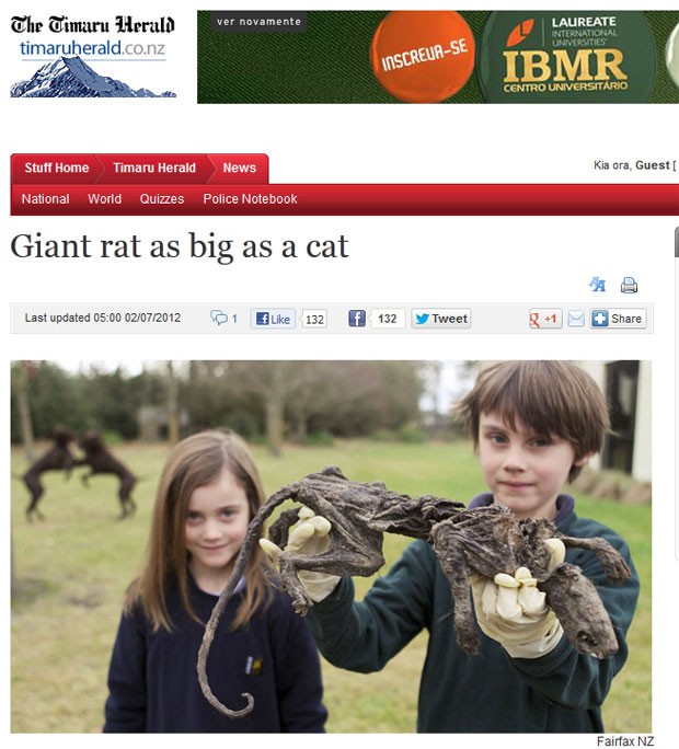 Finlay Broomhall, de oito anos, e sua irmã India, de 5, com o rato gigante. (Foto: Reprodução)