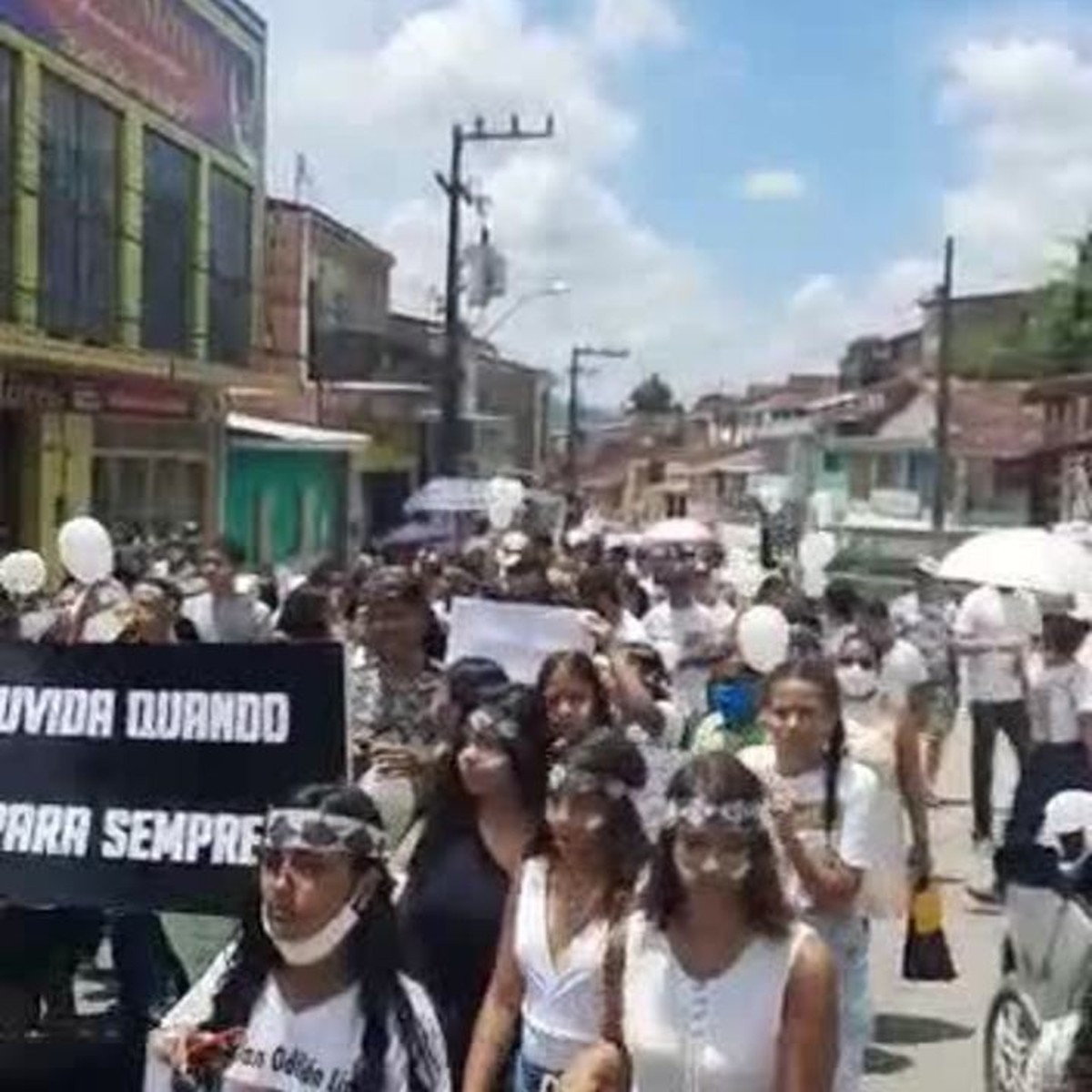 Protesto Pede Justiça Por Adolescente Que Morreu Ao Cair De ônibus