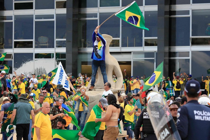 Apoiadores do ex-presidente brasileiro Jair Bolsonaro invadem o Palácio do Planalto durante confronto com forças de segurança em Brasília