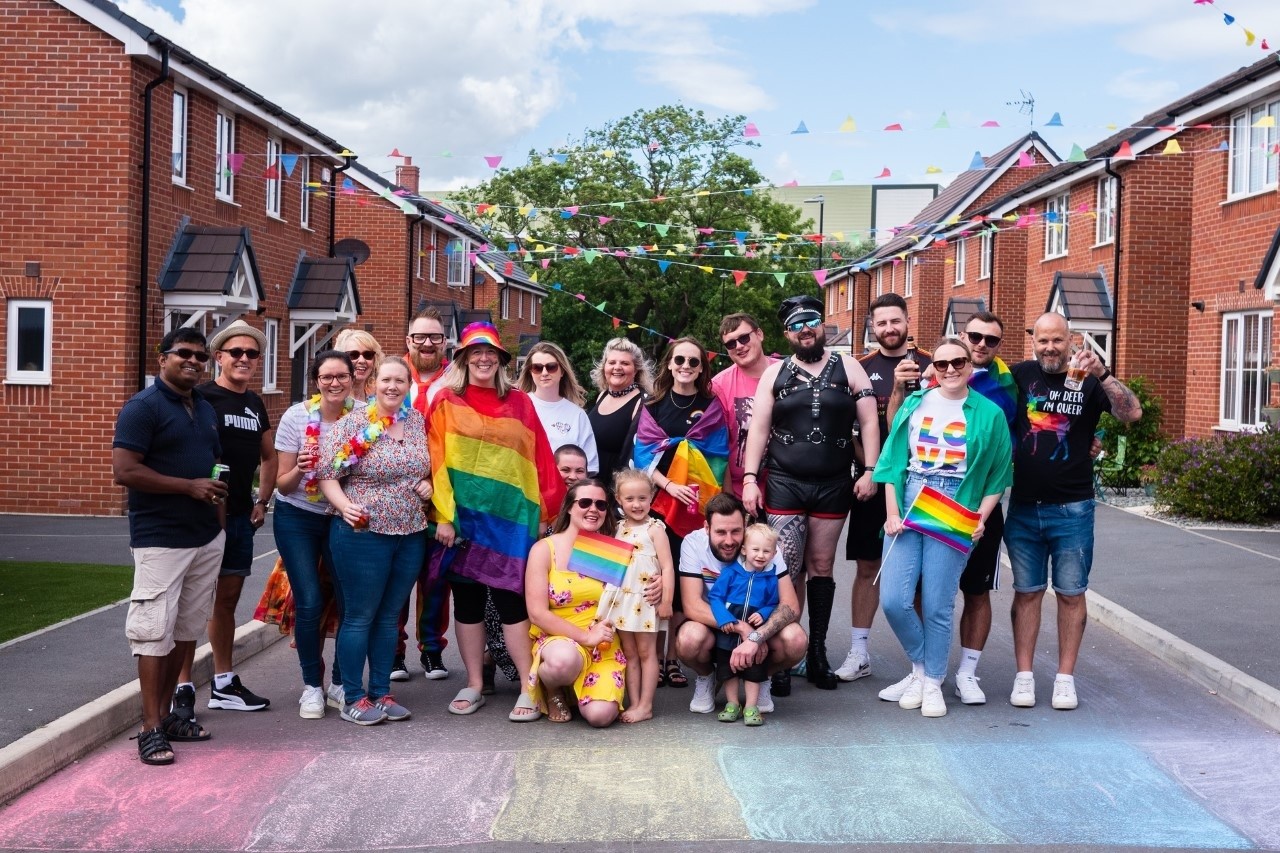 Vizinhos se reuniram para a menor parada do orgulho LGBTQIA+, em rua da Inglaterra (Foto: Reprodução/ Rad Radio)