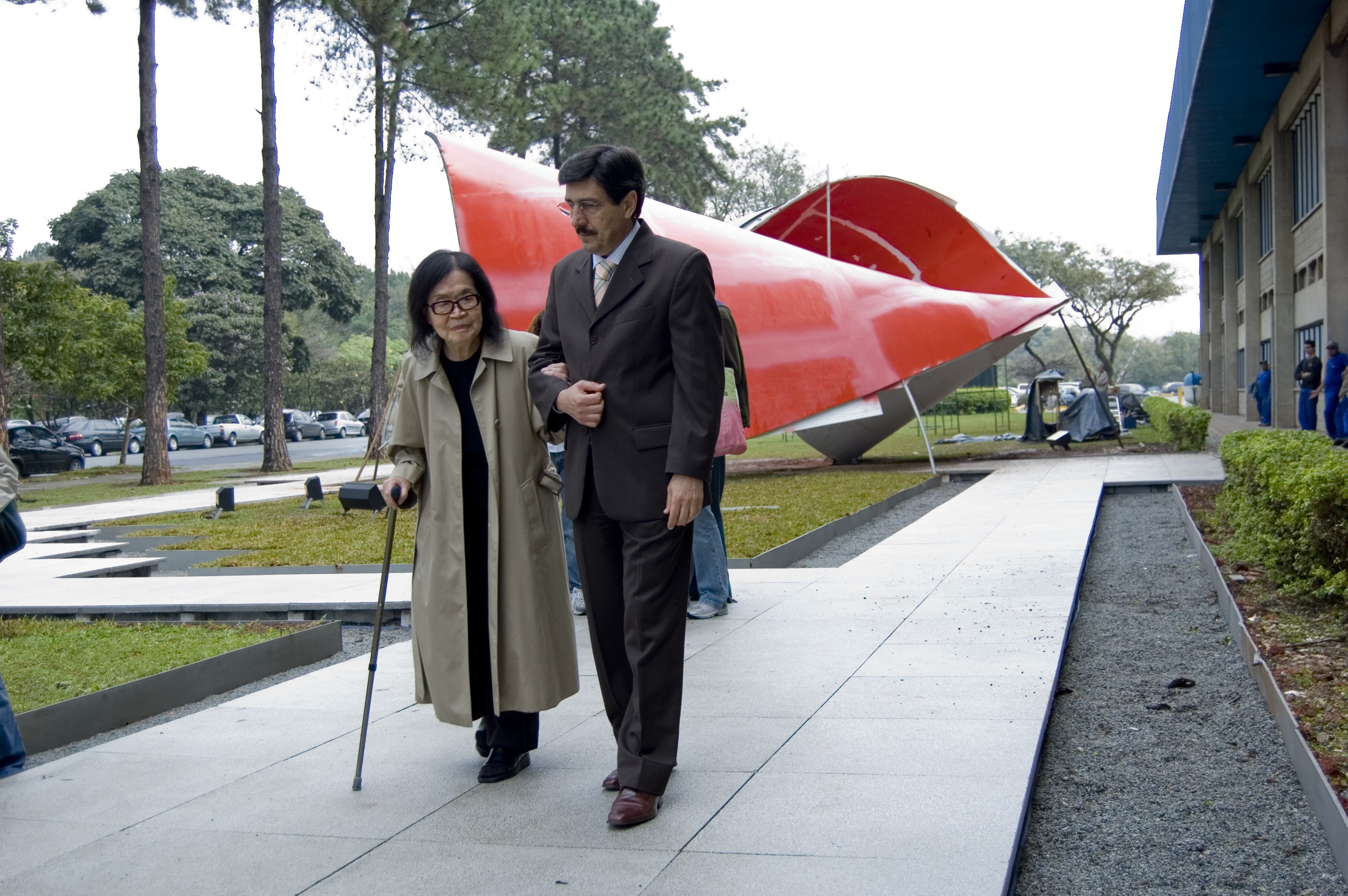 Tomie Ohtake em visita à Universidade de São Paulo (USP). Atrás da artista plástica é possível observadas uma de suas esculturas (Foto: Wikimedia Commons)