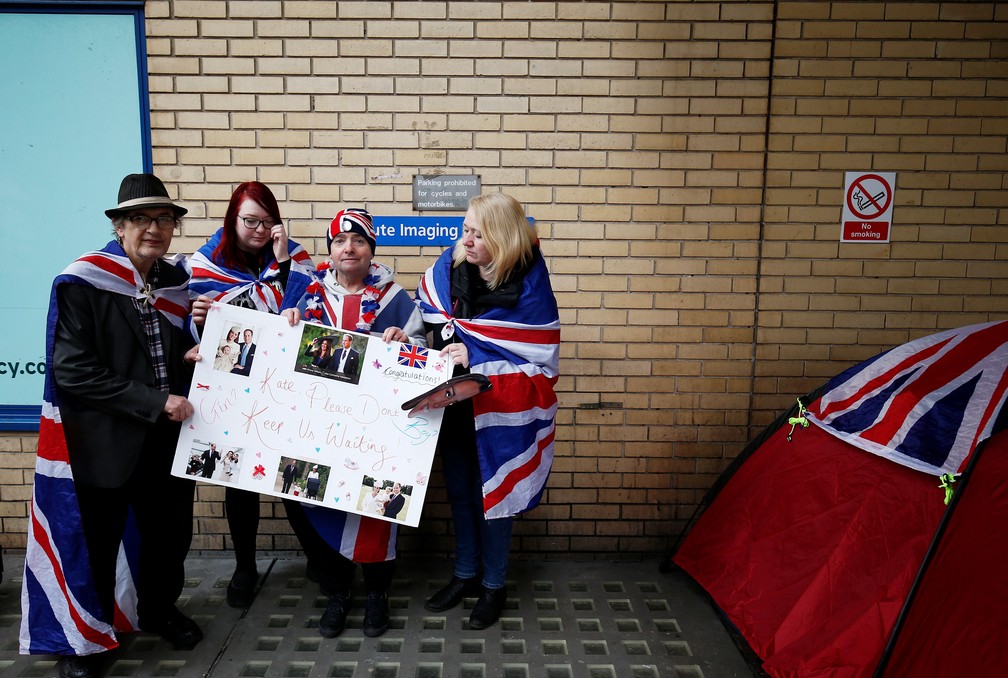 Fãs da monarquia britânica montaram barraca em frente ao hospital em Londres em que deve nascer o novo bebê real (Foto: Henry Nicholls/Reuters)
