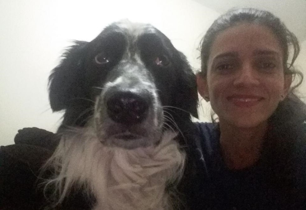 Luana Iara Vieira e o cachorro Tufão, que morreu após ataque de abelhas — Foto: Arquivo pessoal