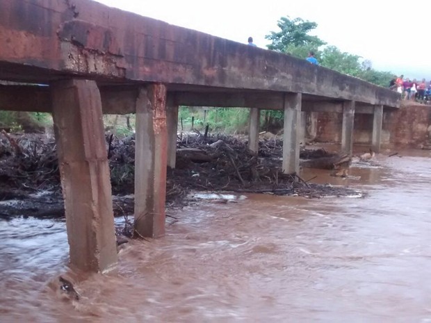 Ponte ameaça desabar e deixar população isolada no Piauí (Foto: Claristone Fernandes)
