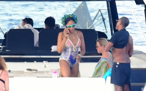 Naomi Campbell faz passeio de barco em férias na Turquia com amigos