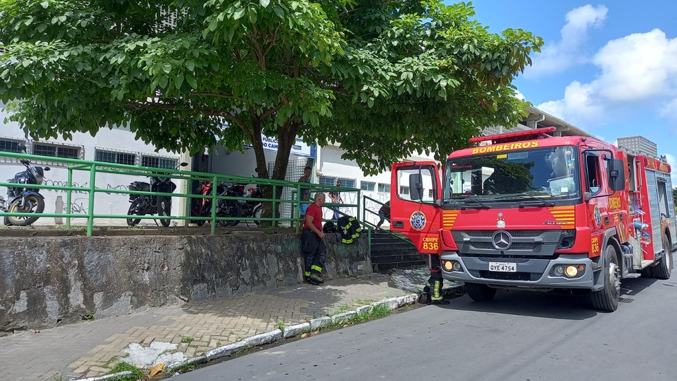 Quatro bombeiros atuaram no incêndio. Eles levaram dez minutos para conter as chamas — Foto: Danielle Fonseca/TV Globo