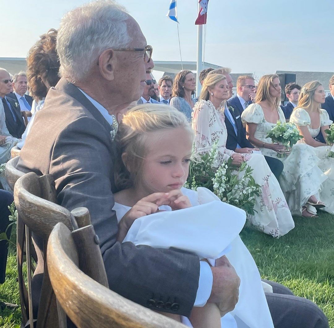 A pequena Olive, filha de Drew Barrymore, no casamento do pai  (Foto: Reprodução / Instagram )