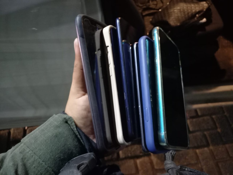 PM recuperou 6 aparelhos celulares, bolsas femininas, R$ 250 em espécie, além de outros materiais com os suspeitos de assalto. — Foto: Polícia Militar/ Divulgação