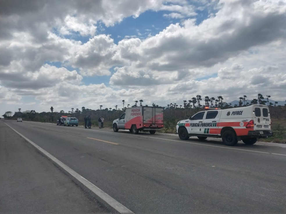 Os corpos foram encontrados próximo ao Km 18 da rodovia BR-116 — Foto: Messias Borges