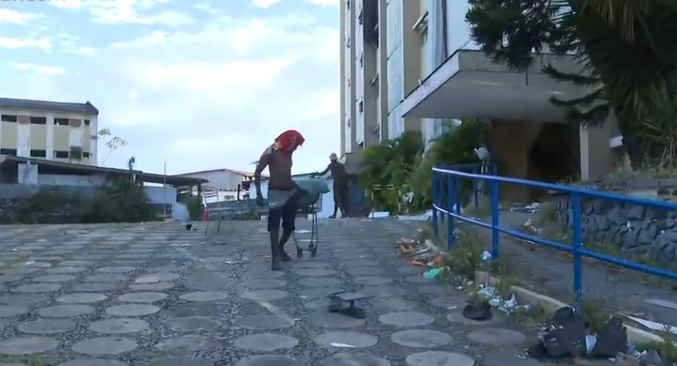 Homem é flagrado enquanto furtava ferro com carro de compras em hospital abandonado de Salvador — Foto: Reprodução/TV Bahia
