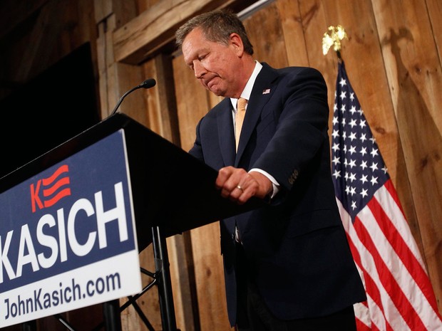 John Kasich anuncia a suspensão de sua campanha em Columbus, Ohio, na quarta (4) (Foto: J.D. Pooley/Getty Images/AFP )
