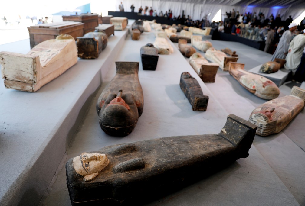 Sarcófagos serão levados para museus no Cairo — Foto: Mohamed Abd El Ghany/Reuters