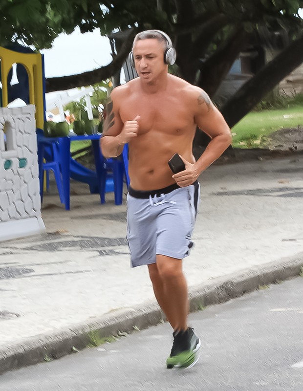 Paulo Nunes se exercita na orla da Barra da Tijuca (Foto: AgNews)