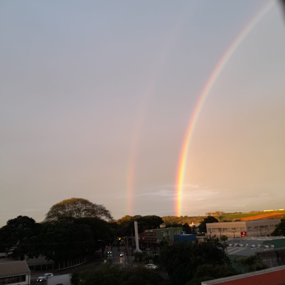 Moradora de Nova Odessa registra arco-íris duplo — Foto: Heliana Martinez