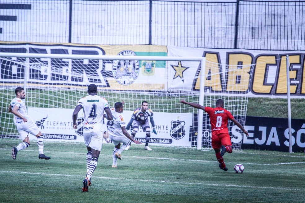 Olávio marca duas vezes e garante vitória do Atlético-CE — Foto: Andinho Júnior/9CINCO