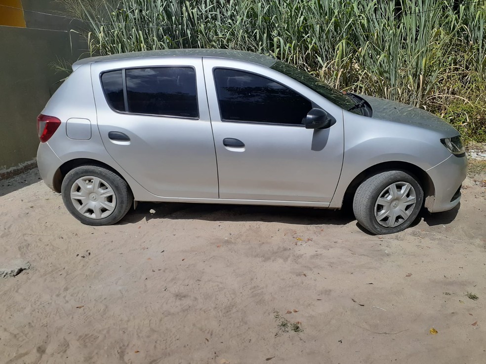 Carro encontrado na região de Pipa, em Tibau do Sul, era o usado pelo motorista encontrado morto. — Foto: Cedida