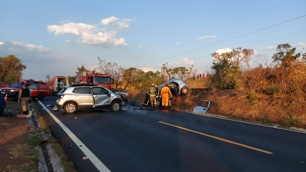 Batida entre dois carros deixou mortos e feridos em Uberl&acirc;ndia &mdash; Foto: Corpo de Bombeiros/Divulga&ccedil;&atilde;o