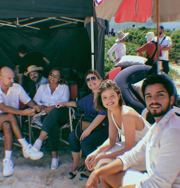 Agatha Moreira, Rodrigo Simas e equipe (Foto: Reprodução / Instagram)